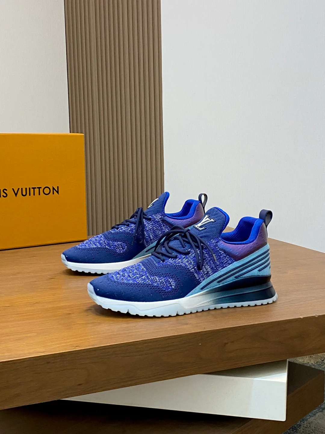 Men's Sneakers LOUIS VUITTON 18078937