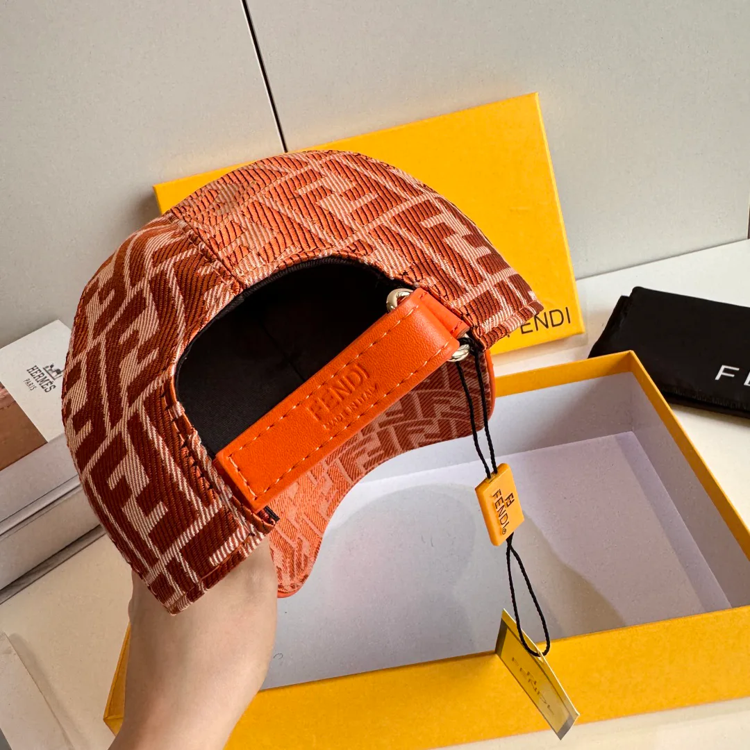 Hats FENDI 18347034