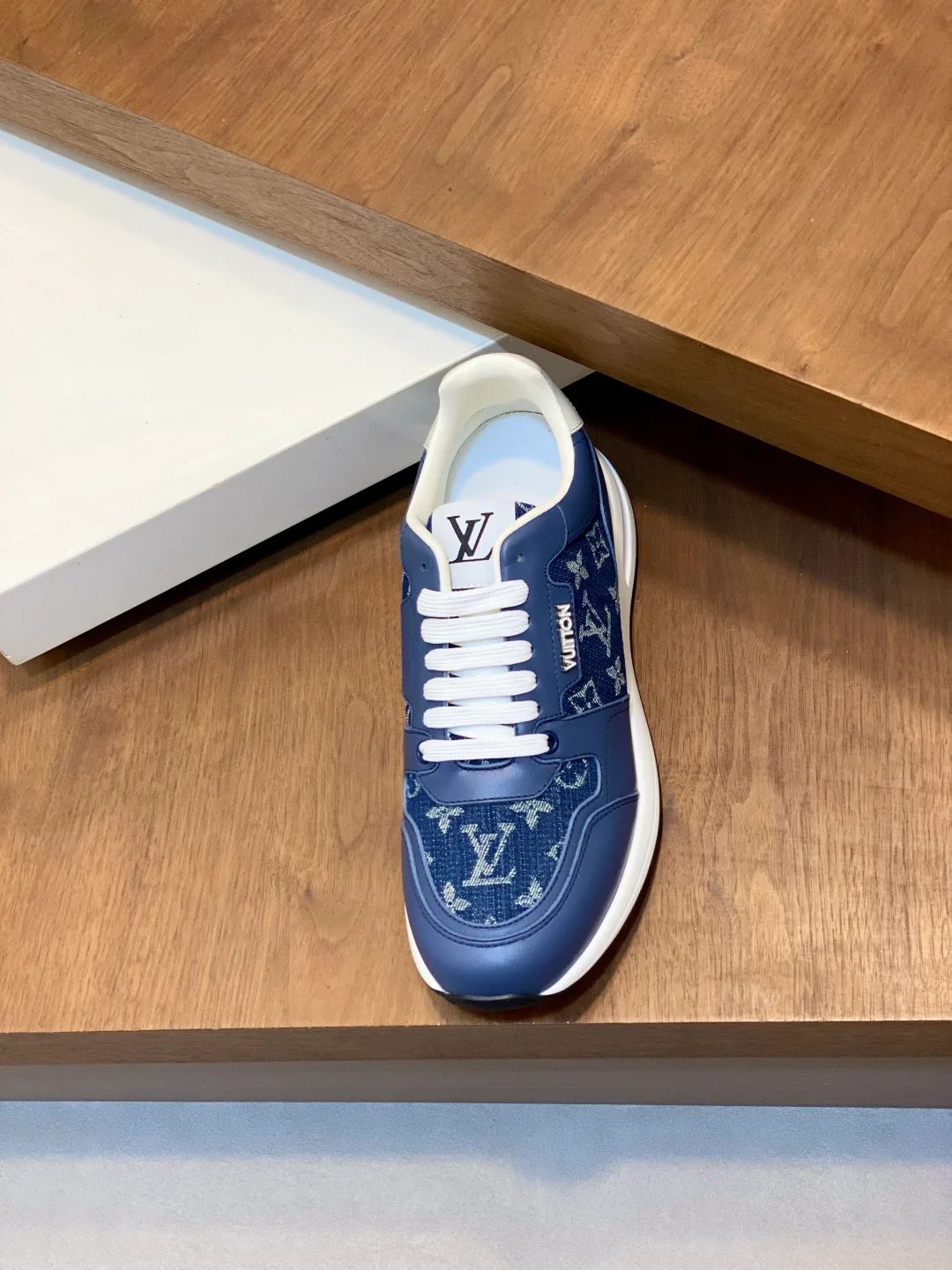 Men's Sneakers LOUIS VUITTON 18274588