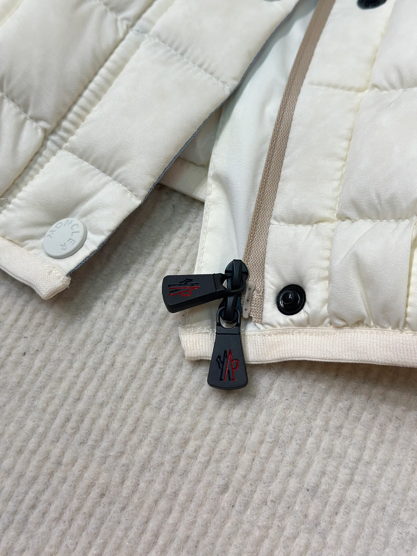 Women's Jackets And Down Jackets MONCLER 17899294