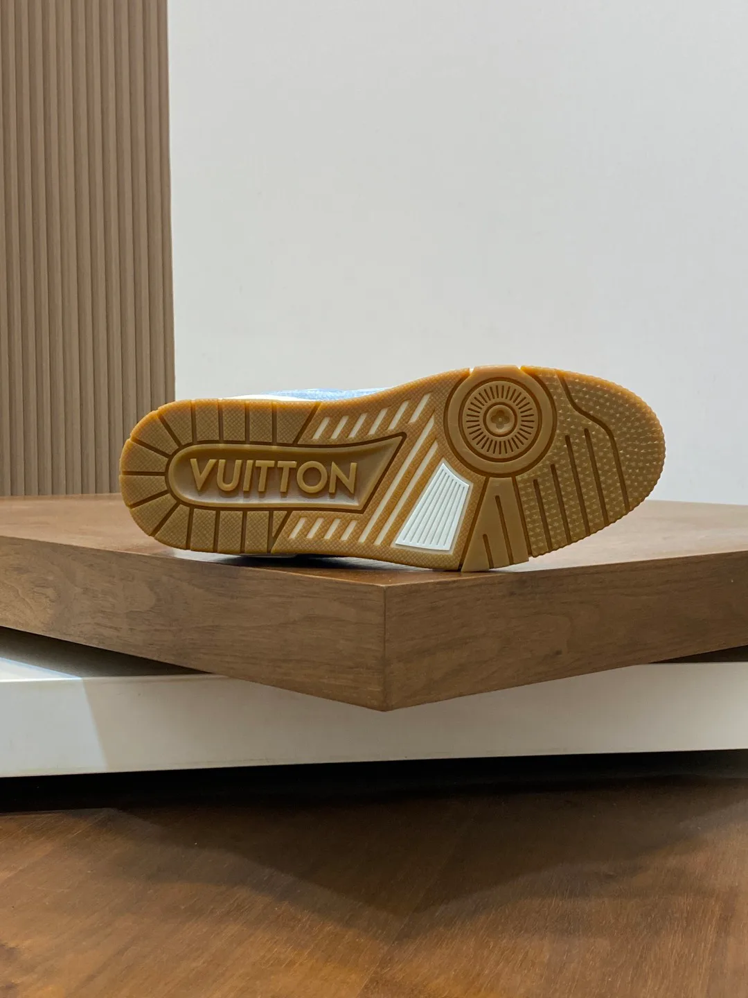 Women's Sneakers LOUIS VUITTON 18100325