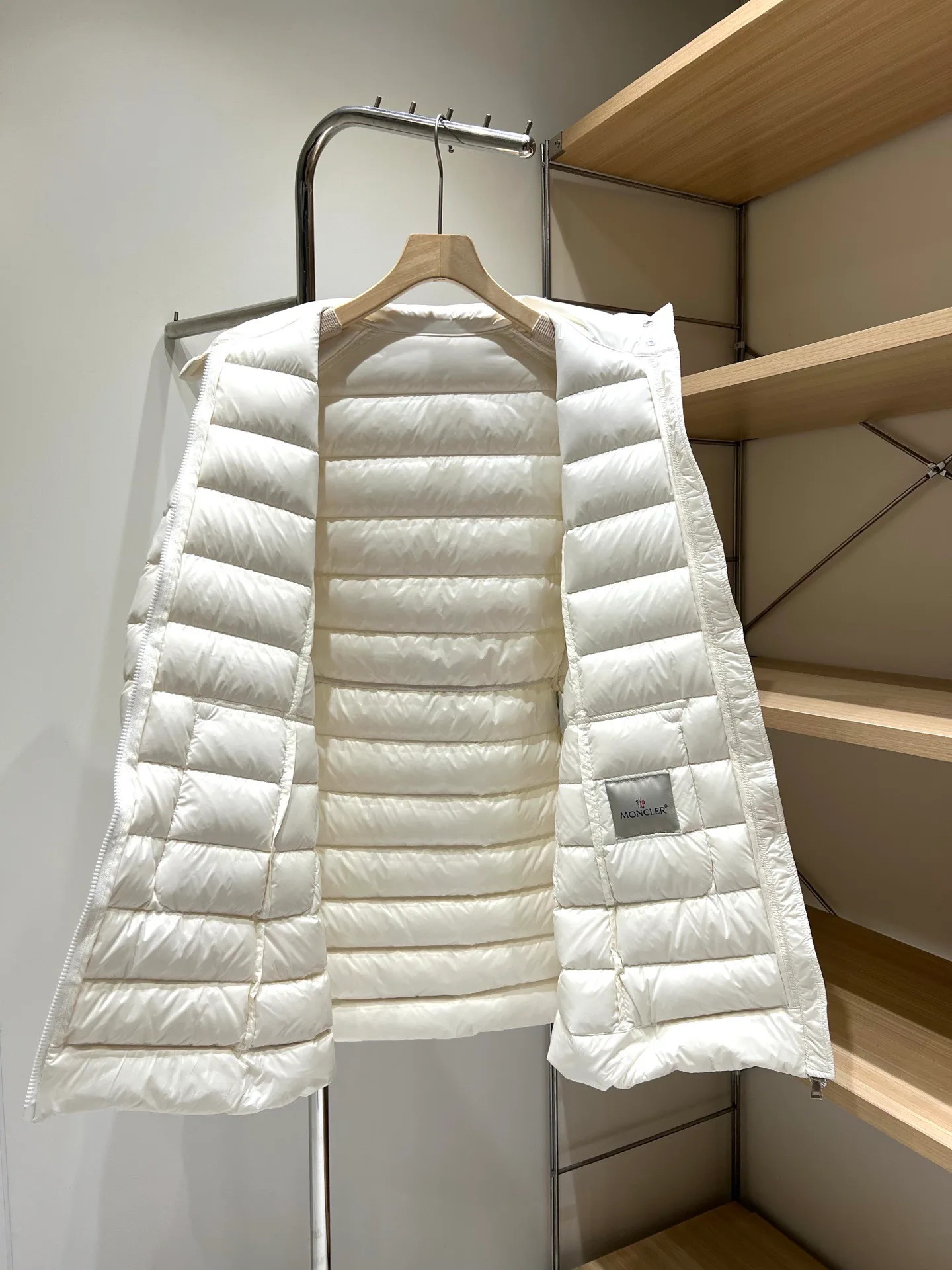 Women's Jackets And Down Jackets MONCLER 18328164