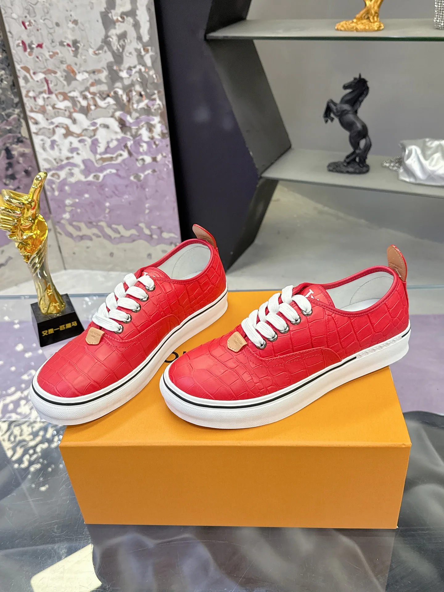 Men's Sneakers LOUIS VUITTON 17930913