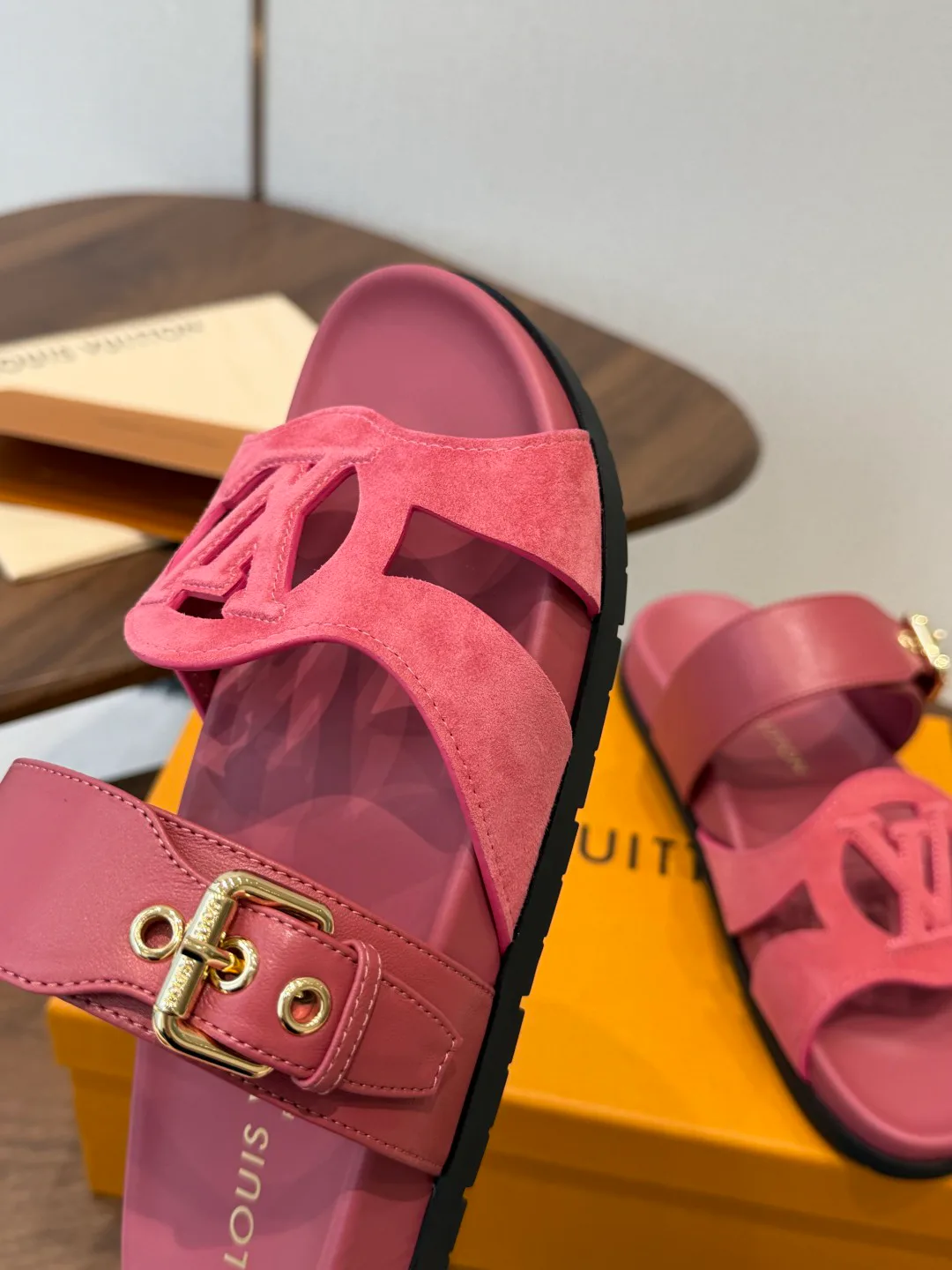 Шлепанцы Женские Louis Vuitton 18687524