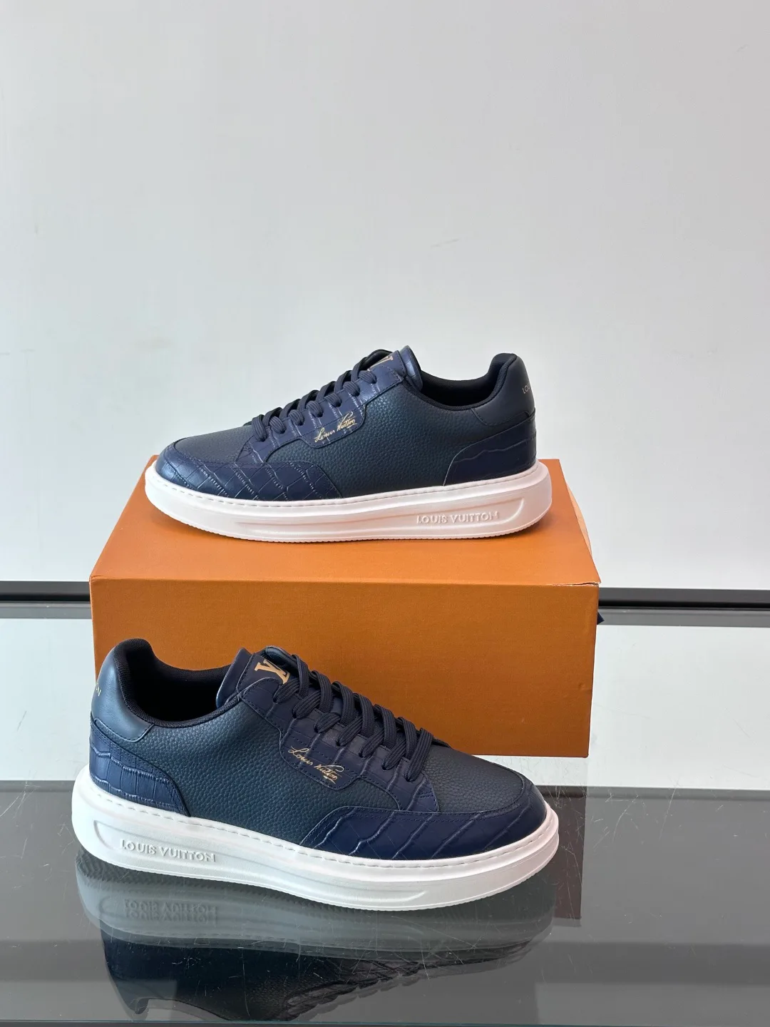 Women's Sneakers LOUIS VUITTON 18400577