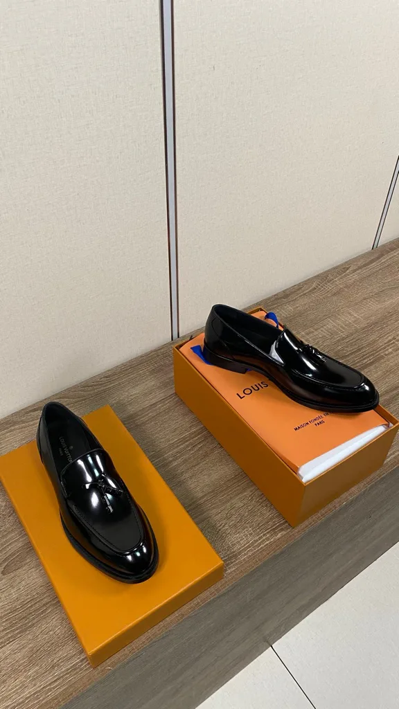 Men's Loafers And Dress Shoes LOUIS VUITTON 18193964