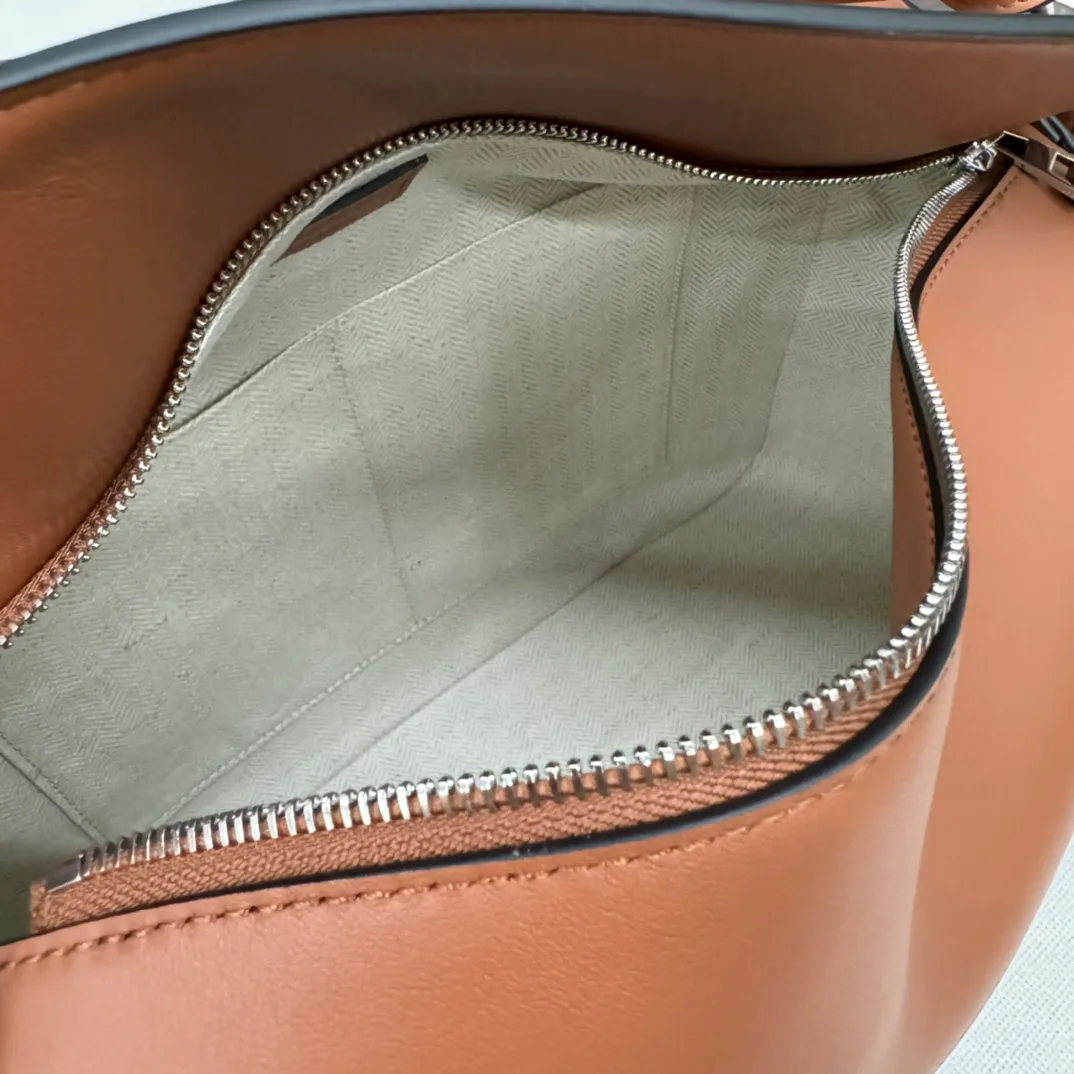 Women's Classic Handbags LOEWE 18030373