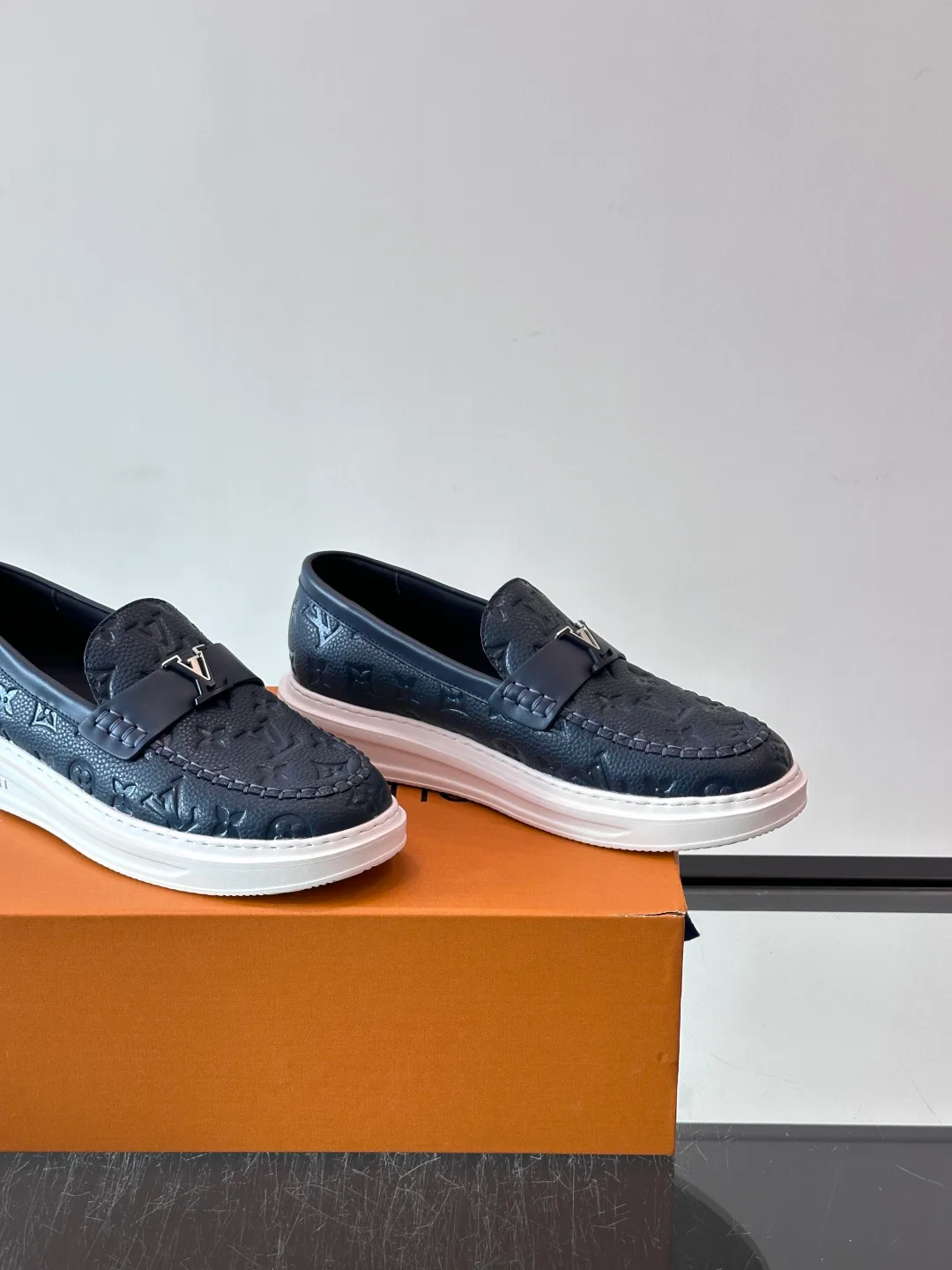 Men's Loafers And Dress Shoes LOUIS VUITTON 18400586