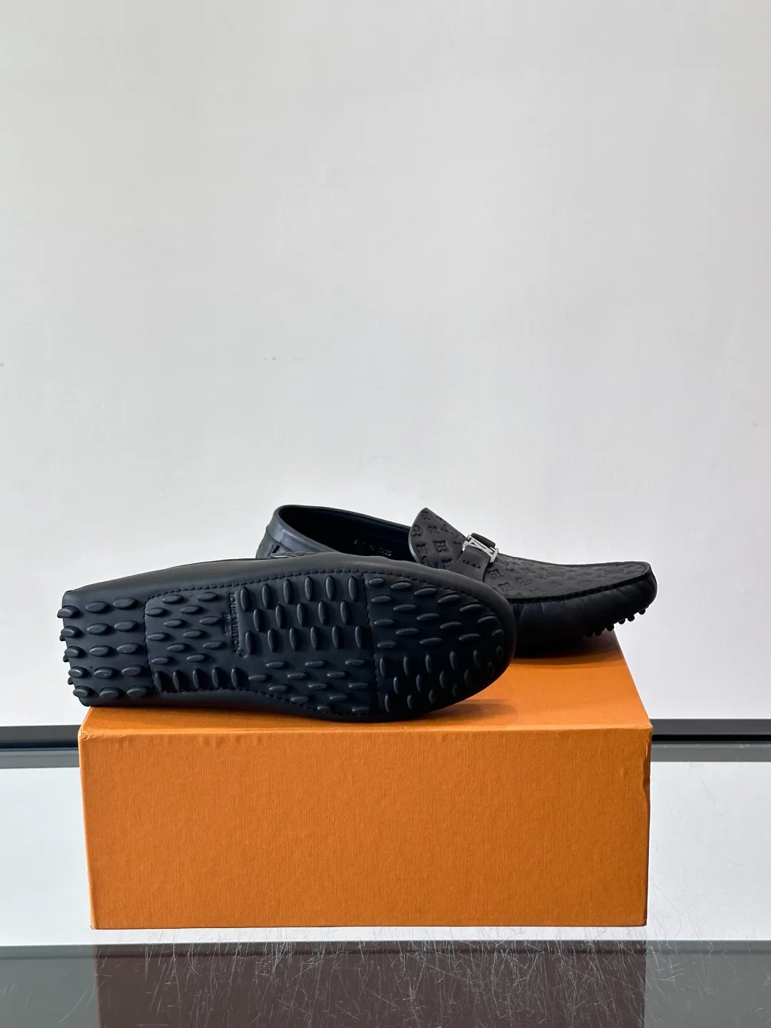 Men's Loafers And Dress Shoes LOUIS VUITTON 17760945
