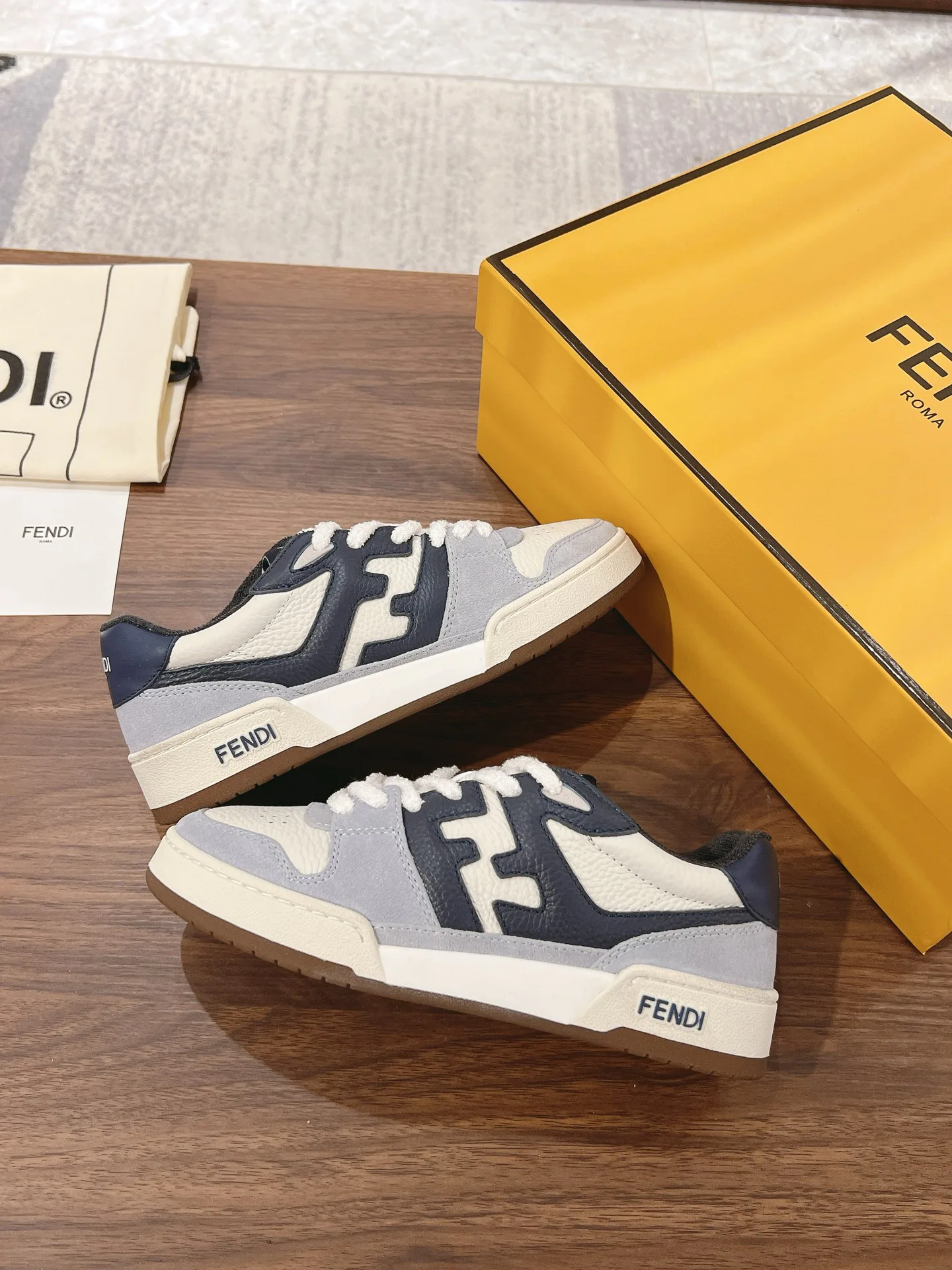 Women's Sneakers FENDI 18219600