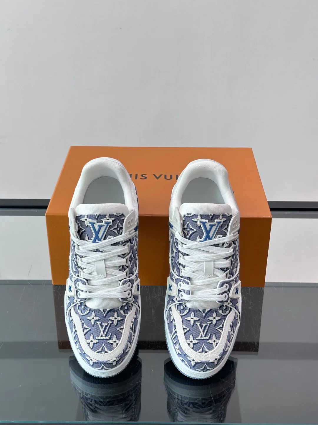 Women's Sneakers LOUIS VUITTON 18039738