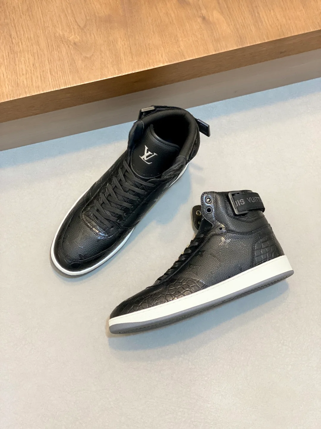 Men's Sneakers LOUIS VUITTON 18265100