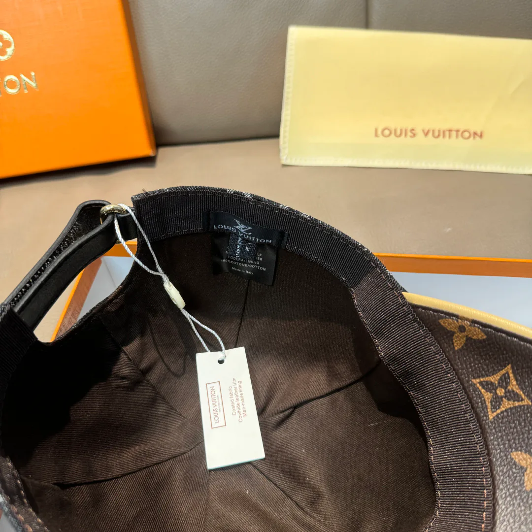 Hats LOUIS VUITTON 18347057