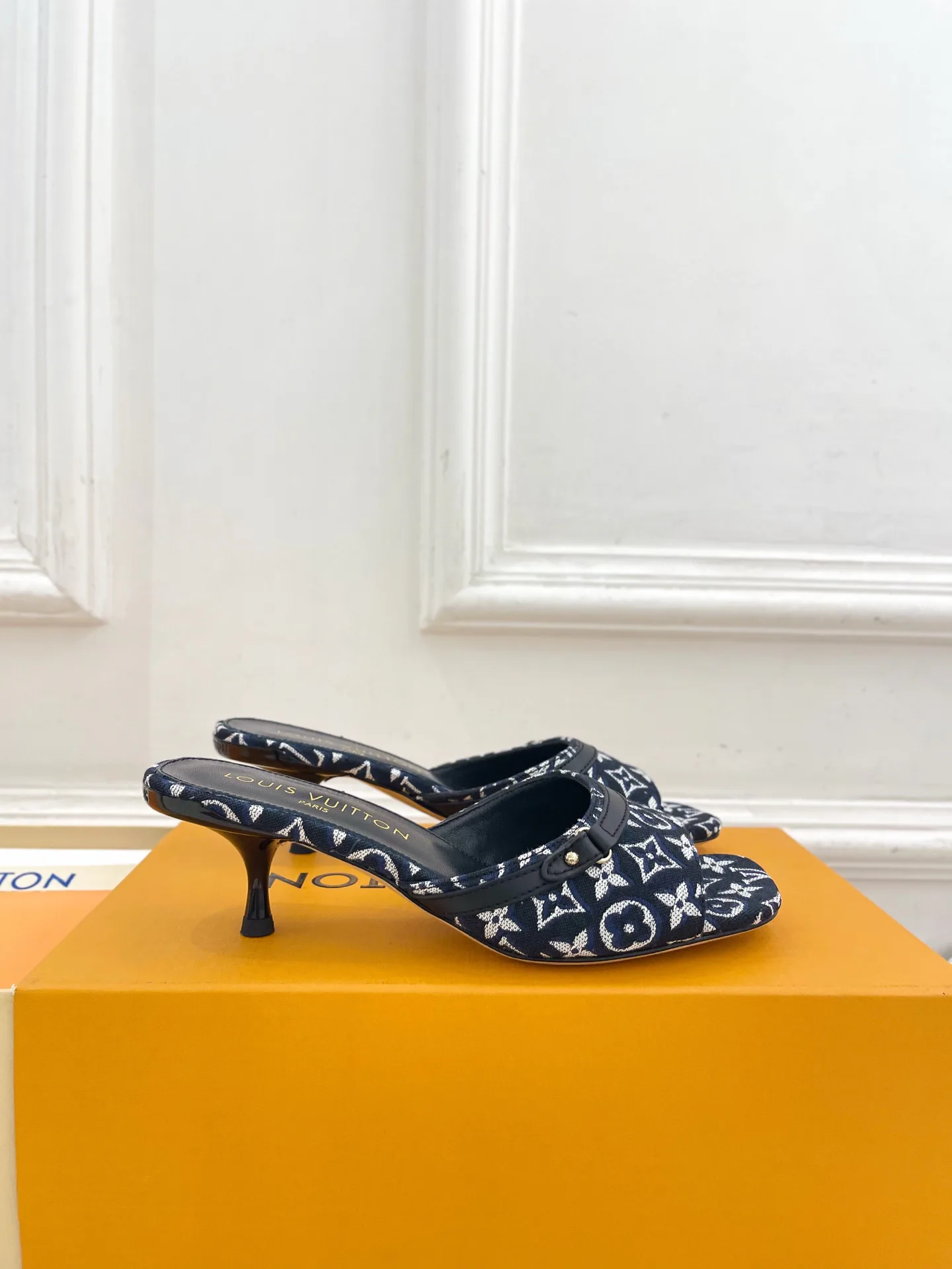 Women's Mules And Clogs LOUIS VUITTON 17506941