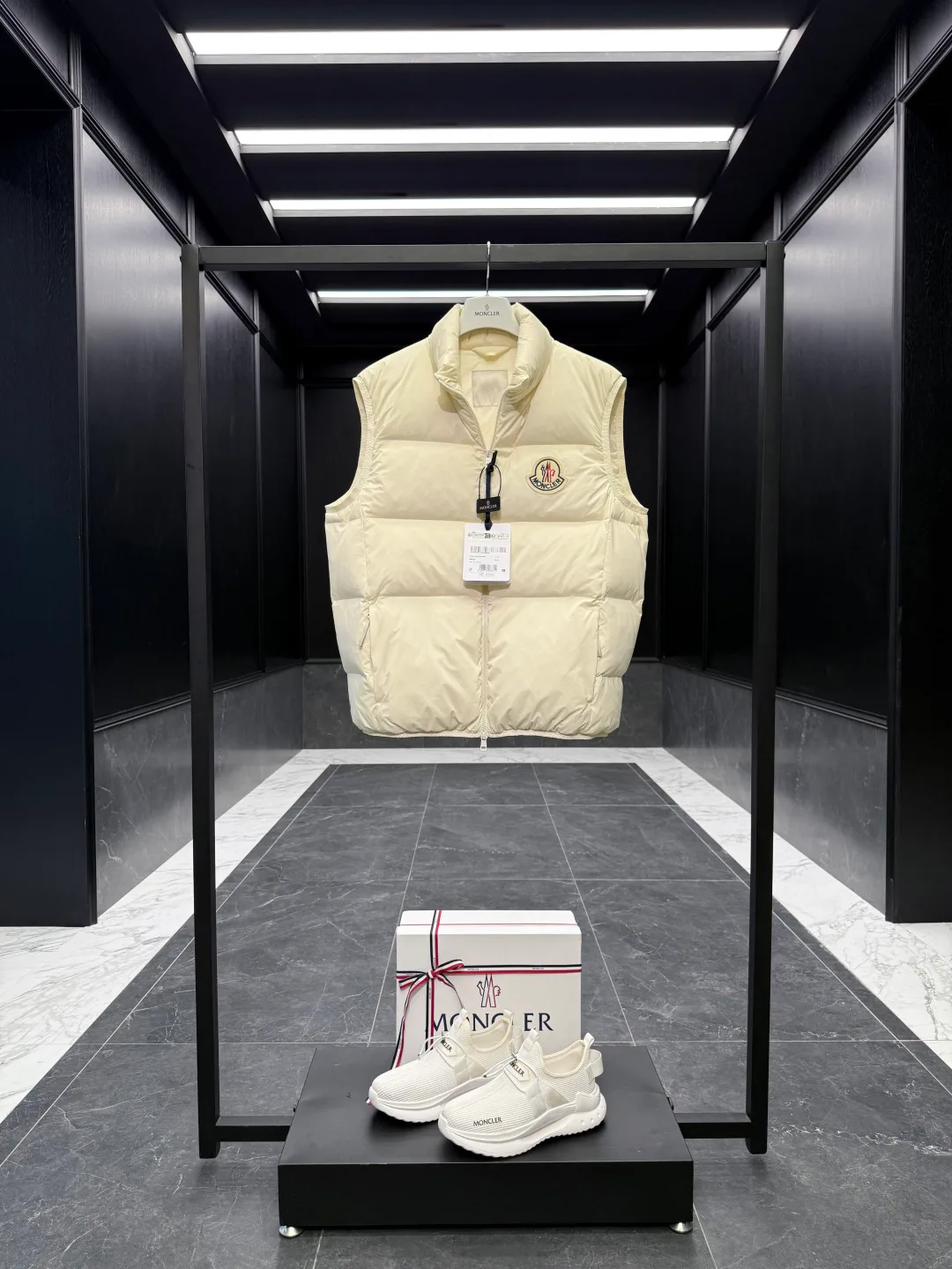 Men's Vests MONCLER 18007570
