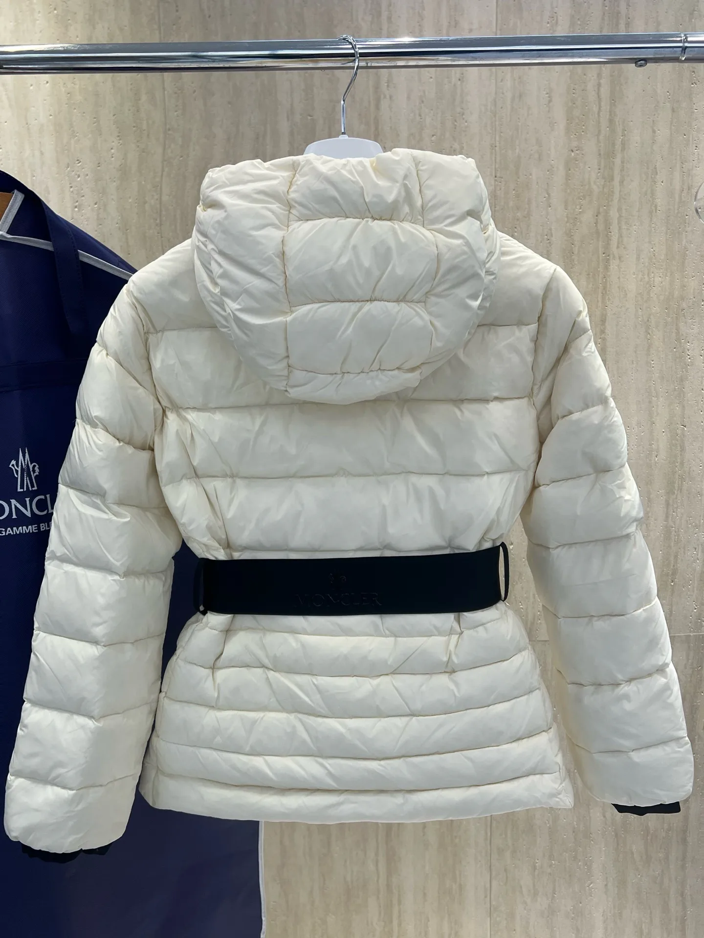 Women's Jackets And Down Jackets MONCLER 18302919