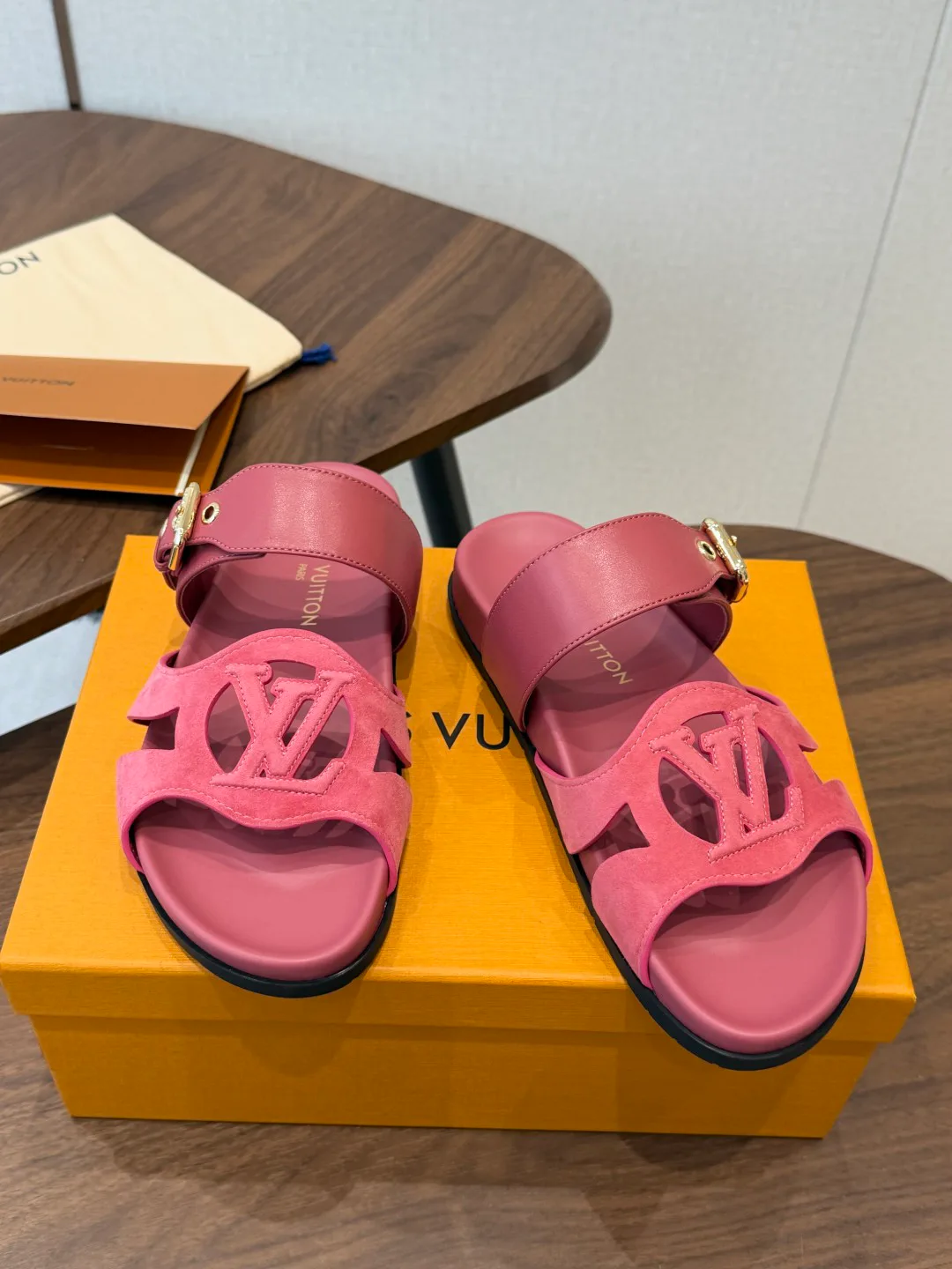 Шлепанцы Женские Louis Vuitton 18687524