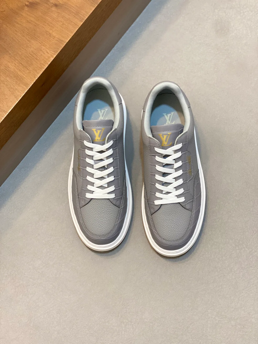 Men's Sneakers LOUIS VUITTON 18265108