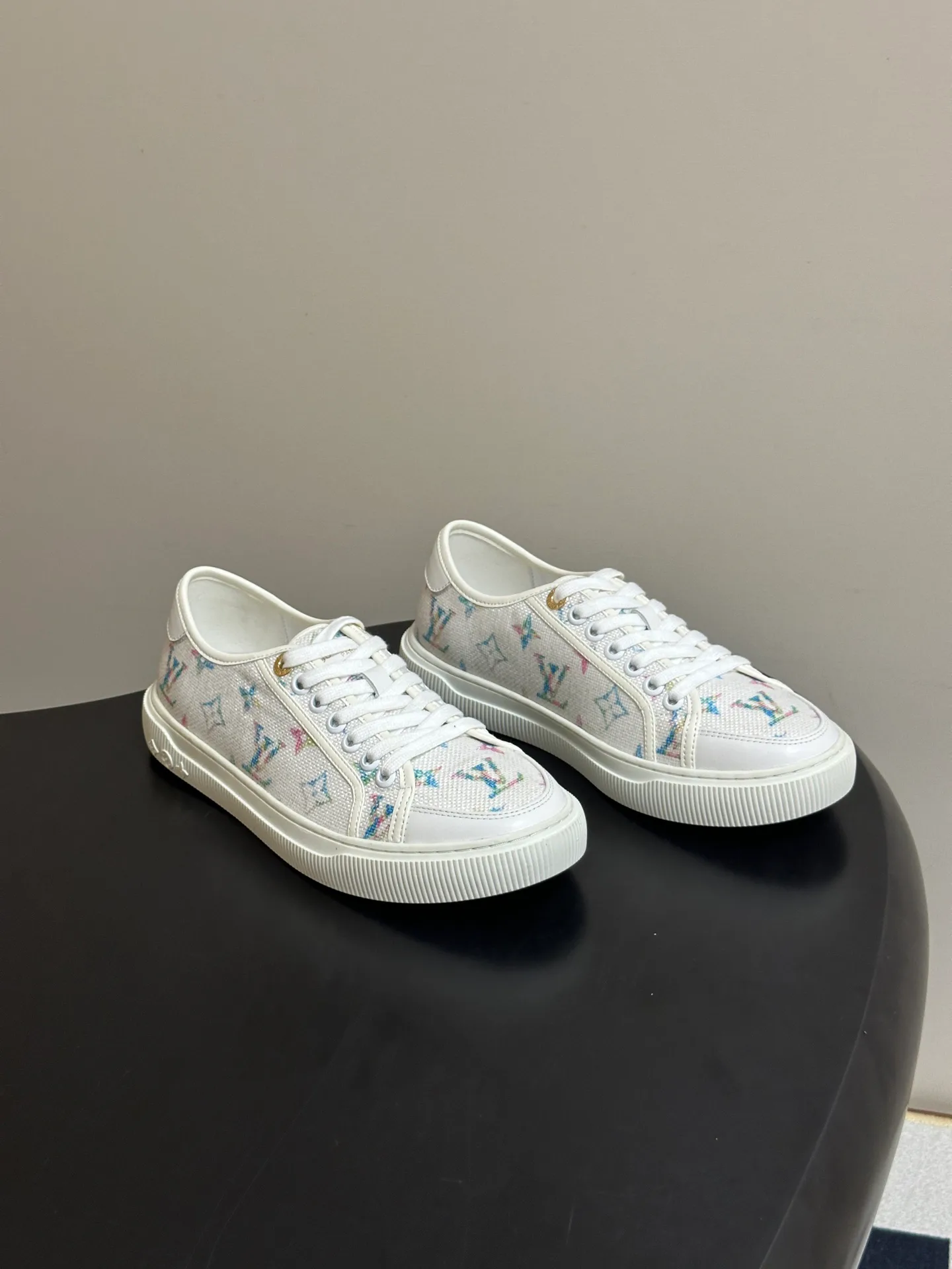 Women's Sneakers LOUIS VUITTON 18340950