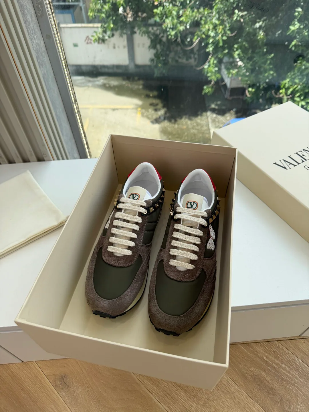 Women's Sneakers VALENTINO 18053446