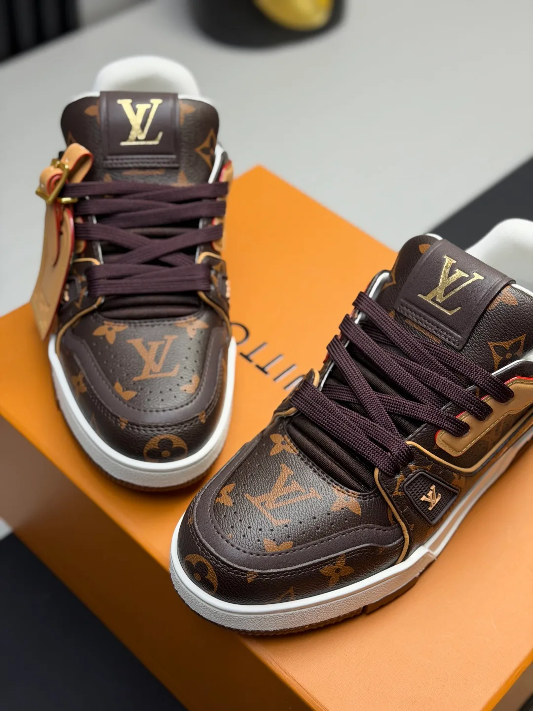 Women's Sneakers LOUIS VUITTON 18011586