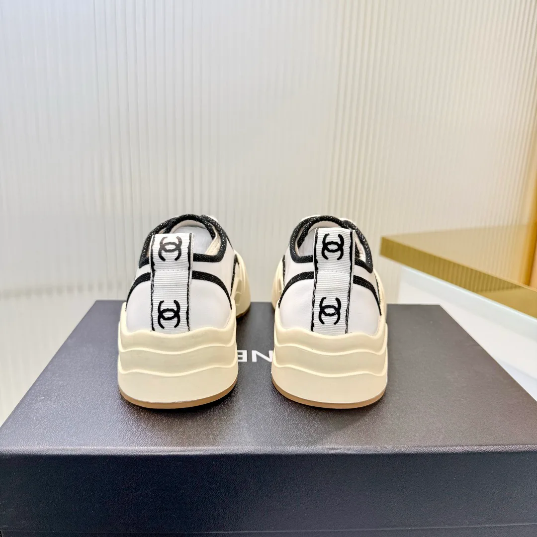 Women's Sneakers CHANEL 18366984