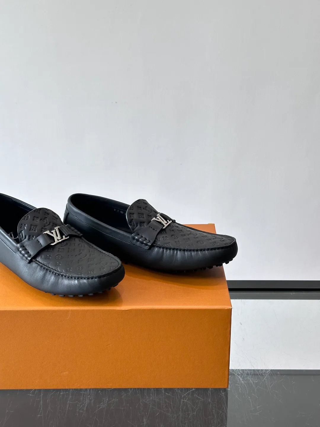 Men's Loafers And Dress Shoes LOUIS VUITTON 17646141