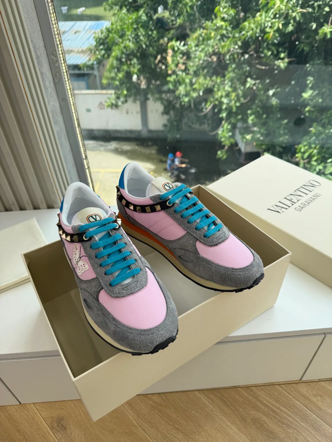 Women's Sneakers VALENTINO 18053443