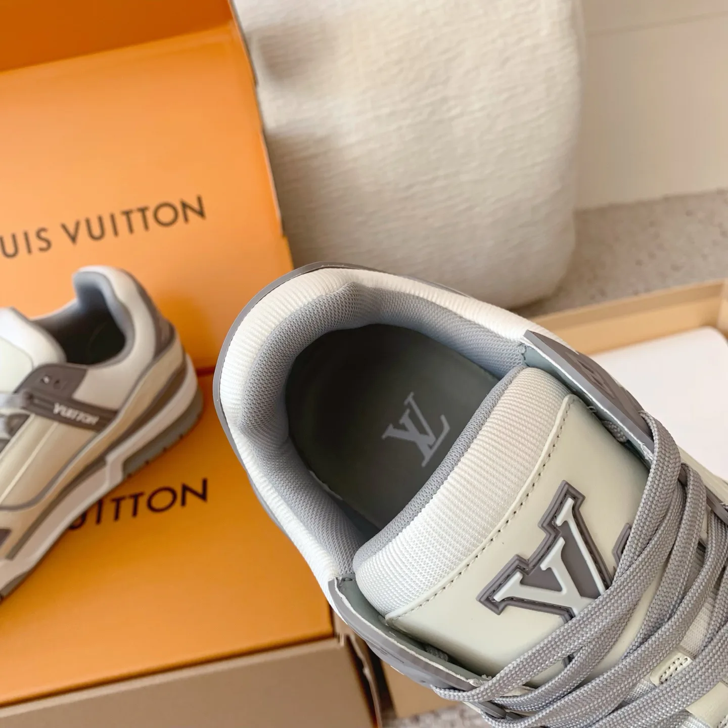 Women's Sneakers LOUIS VUITTON 18258368