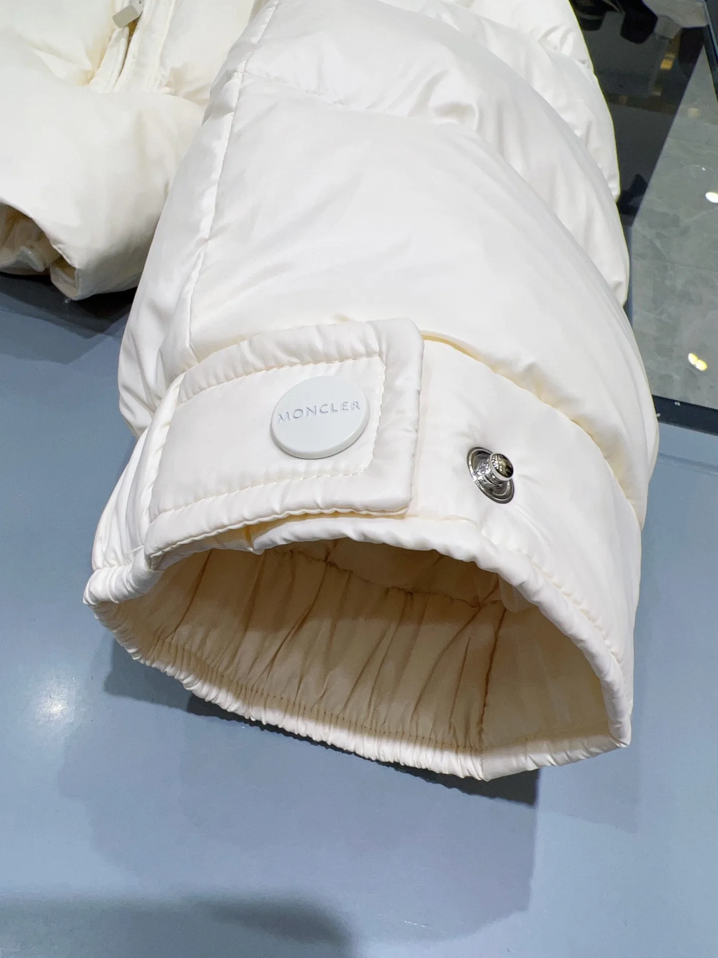 Women's Jackets And Down Jackets MONCLER 18368424
