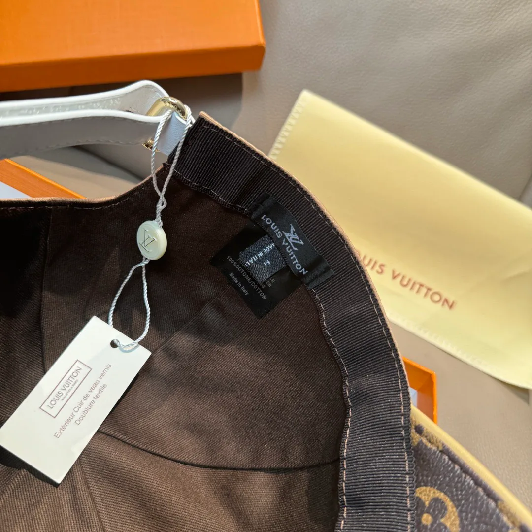 Hats LOUIS VUITTON 18347060