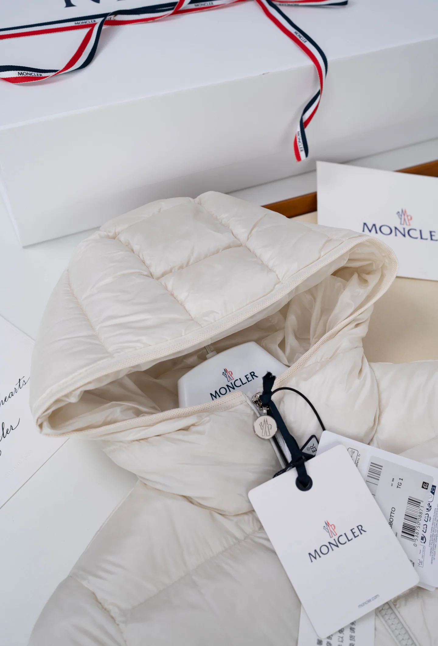 Women's Jackets And Down Jackets MONCLER 18141266