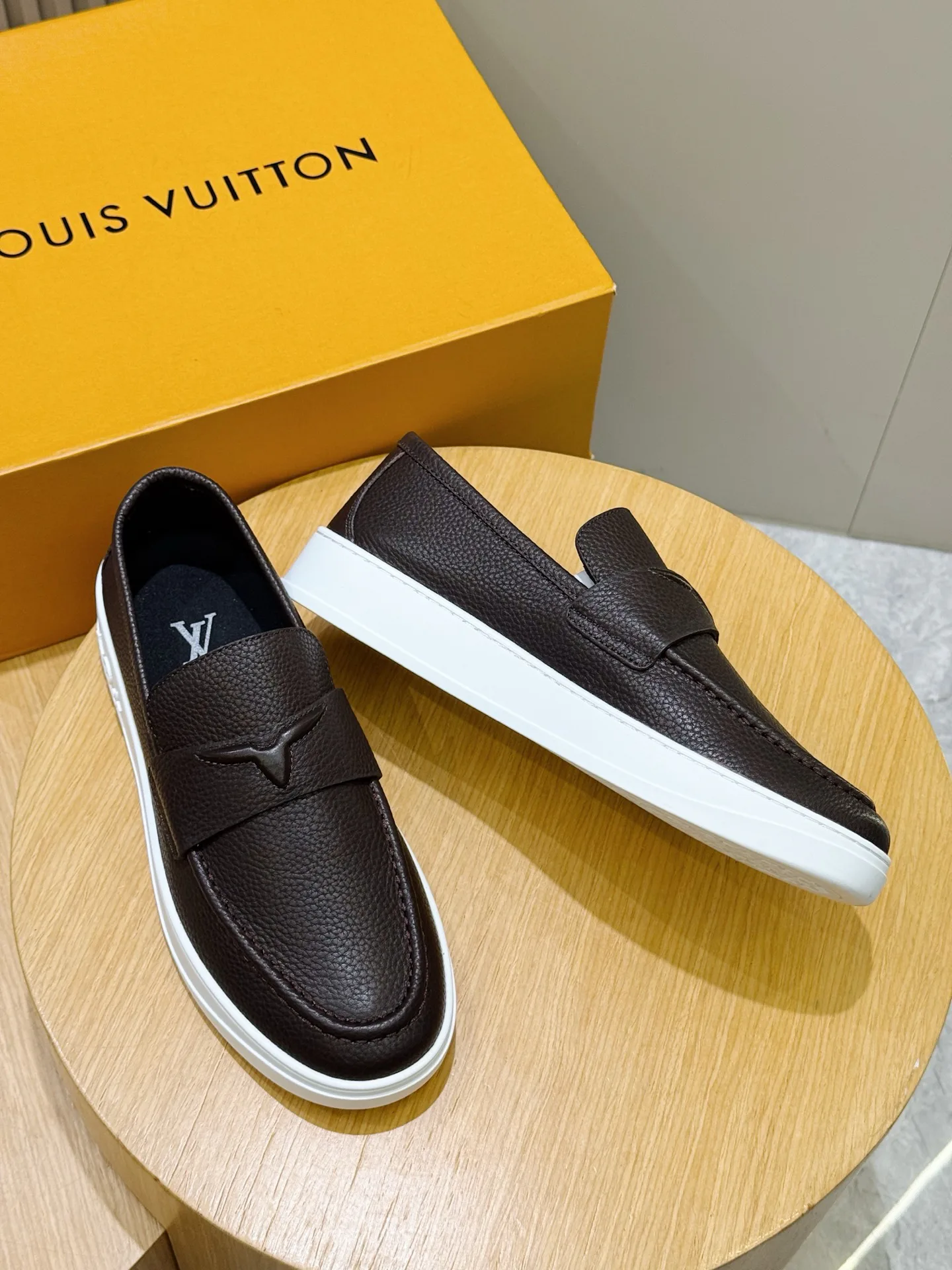 Men's Loafers And Dress Shoes LOUIS VUITTON 18100902