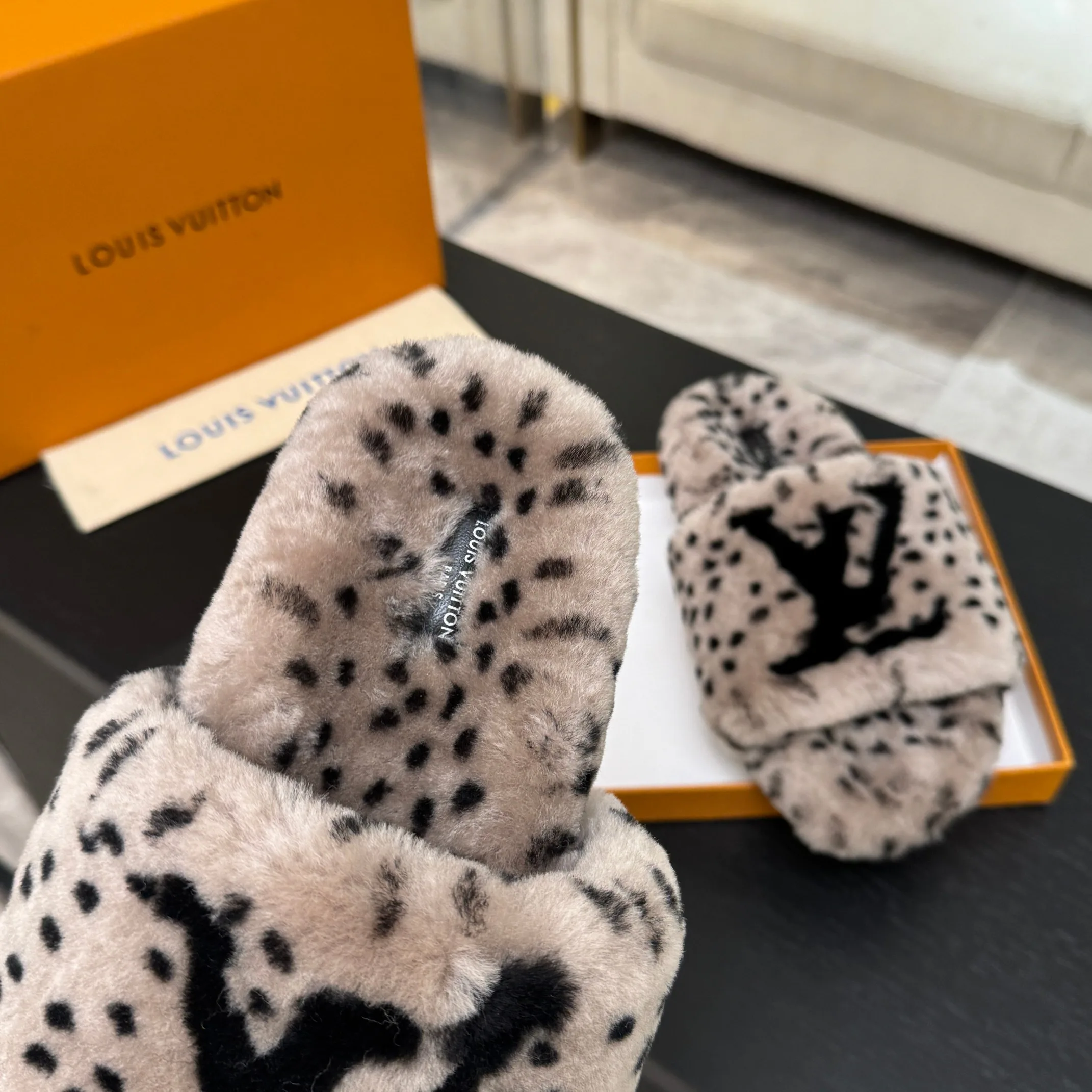 Women's Slippers LOUIS VUITTON 18062767