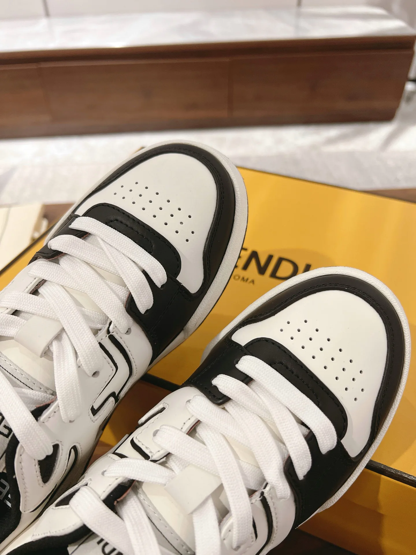 Women's Sneakers FENDI 18219551