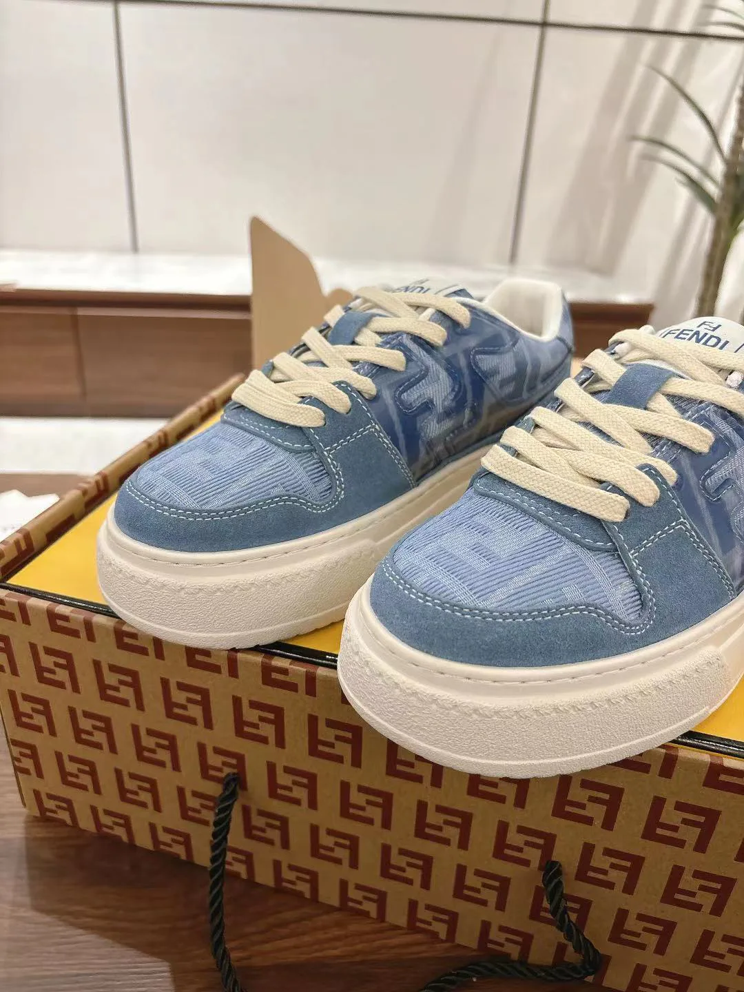 Women's Sneakers FENDI 18219638
