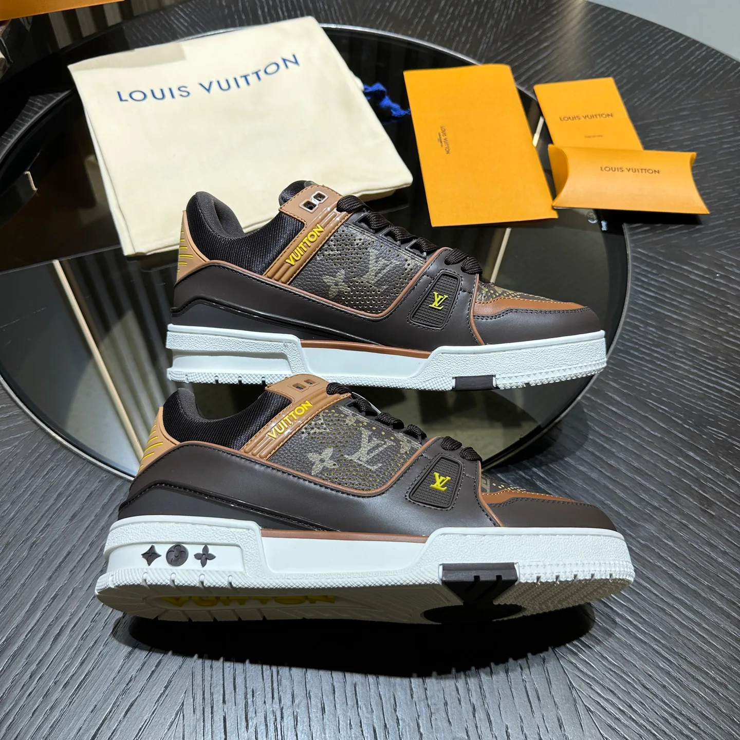 Men's Sneakers LOUIS VUITTON 18192486