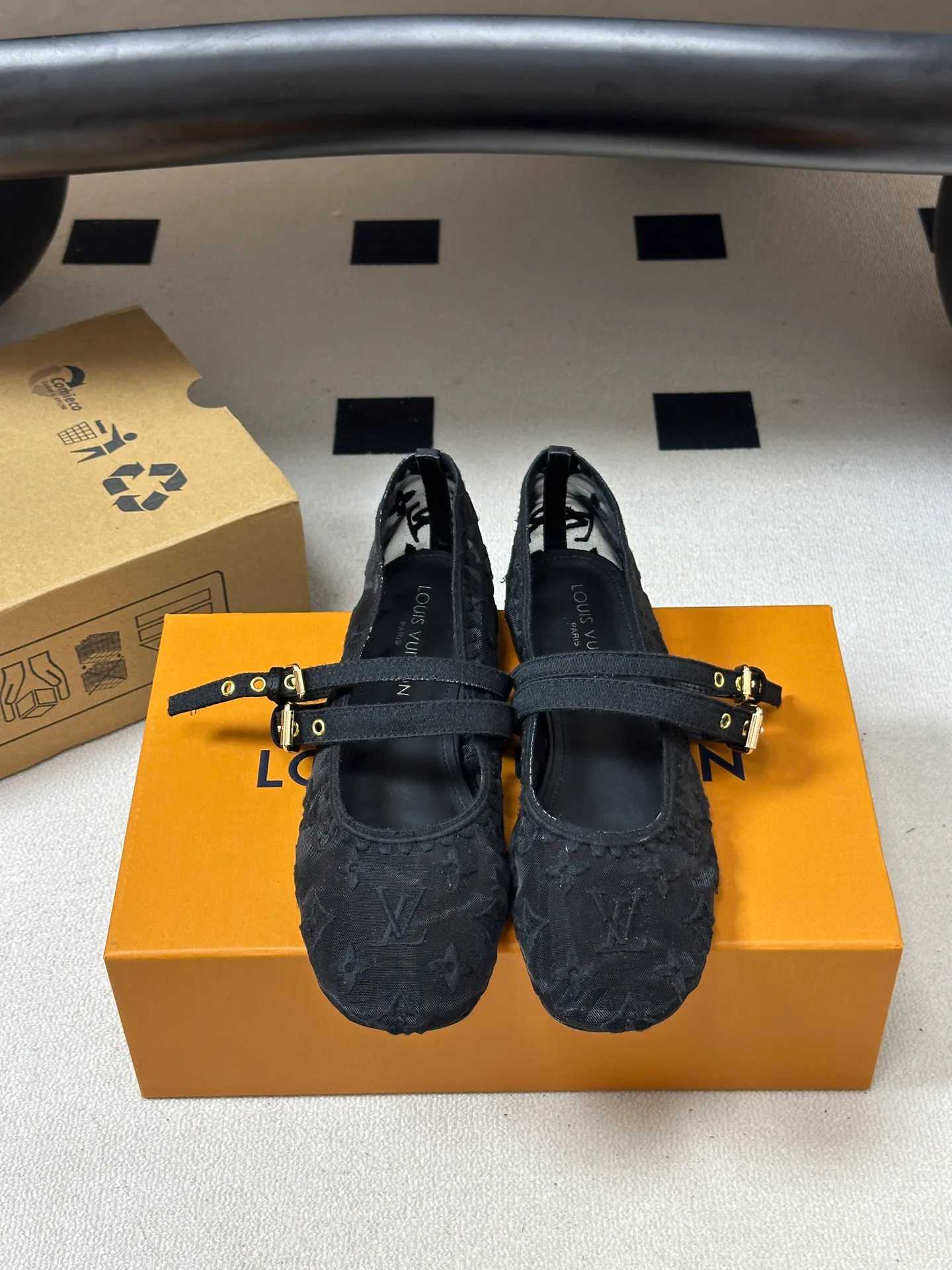 Women's Ballet Flats LOUIS VUITTON 18340937