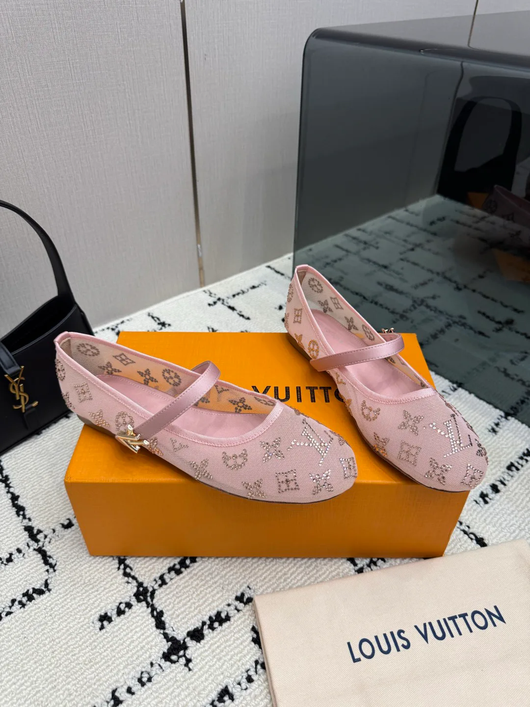 Women's Ballet Flats LOUIS VUITTON 17947016