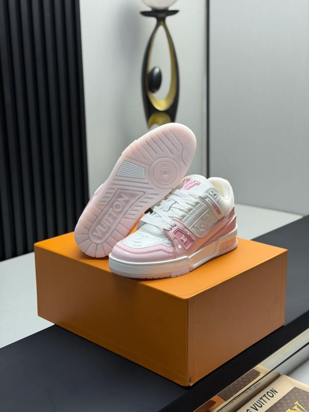 Women's Sneakers LOUIS VUITTON 18011596