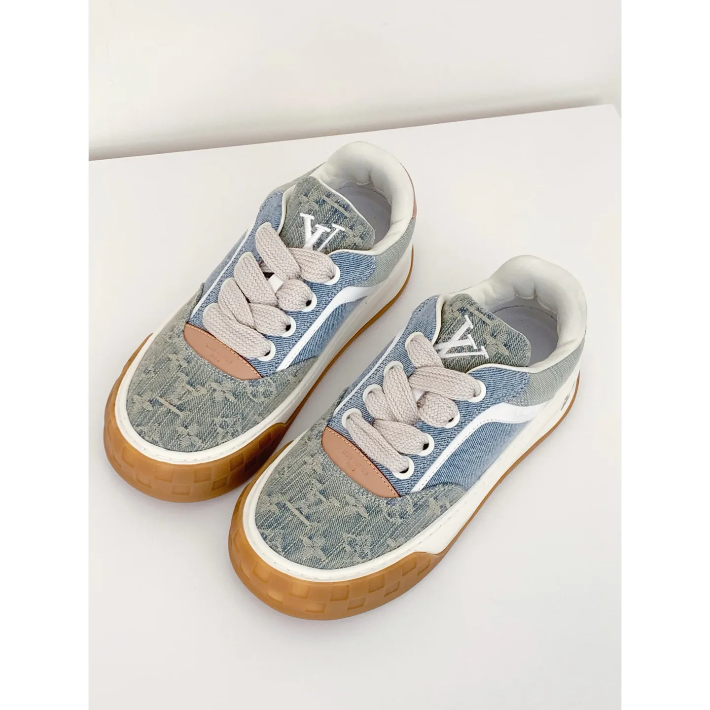 Women's Sneakers LOUIS VUITTON 18375771