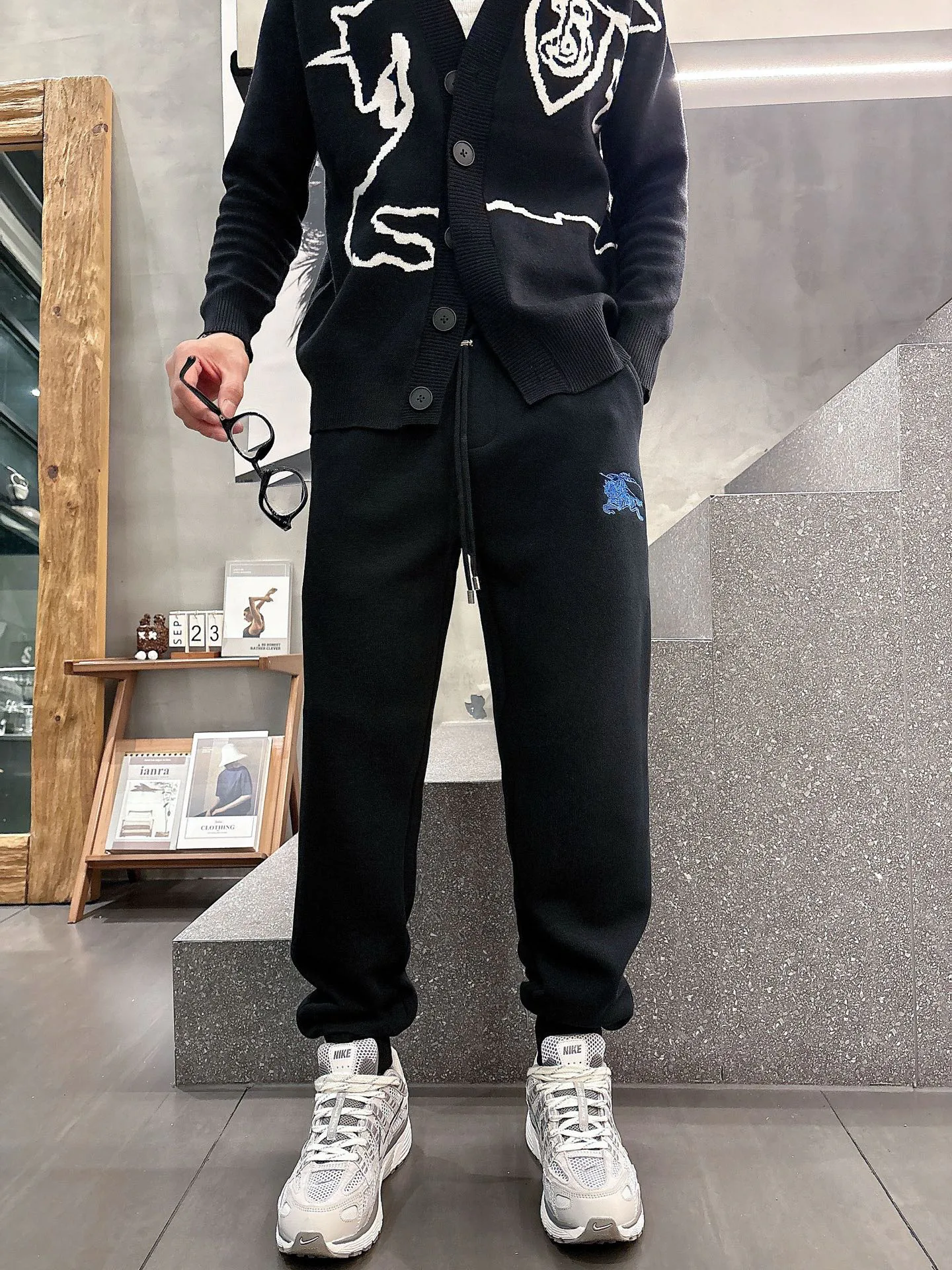 Брюки Мужские Burberry 18596886