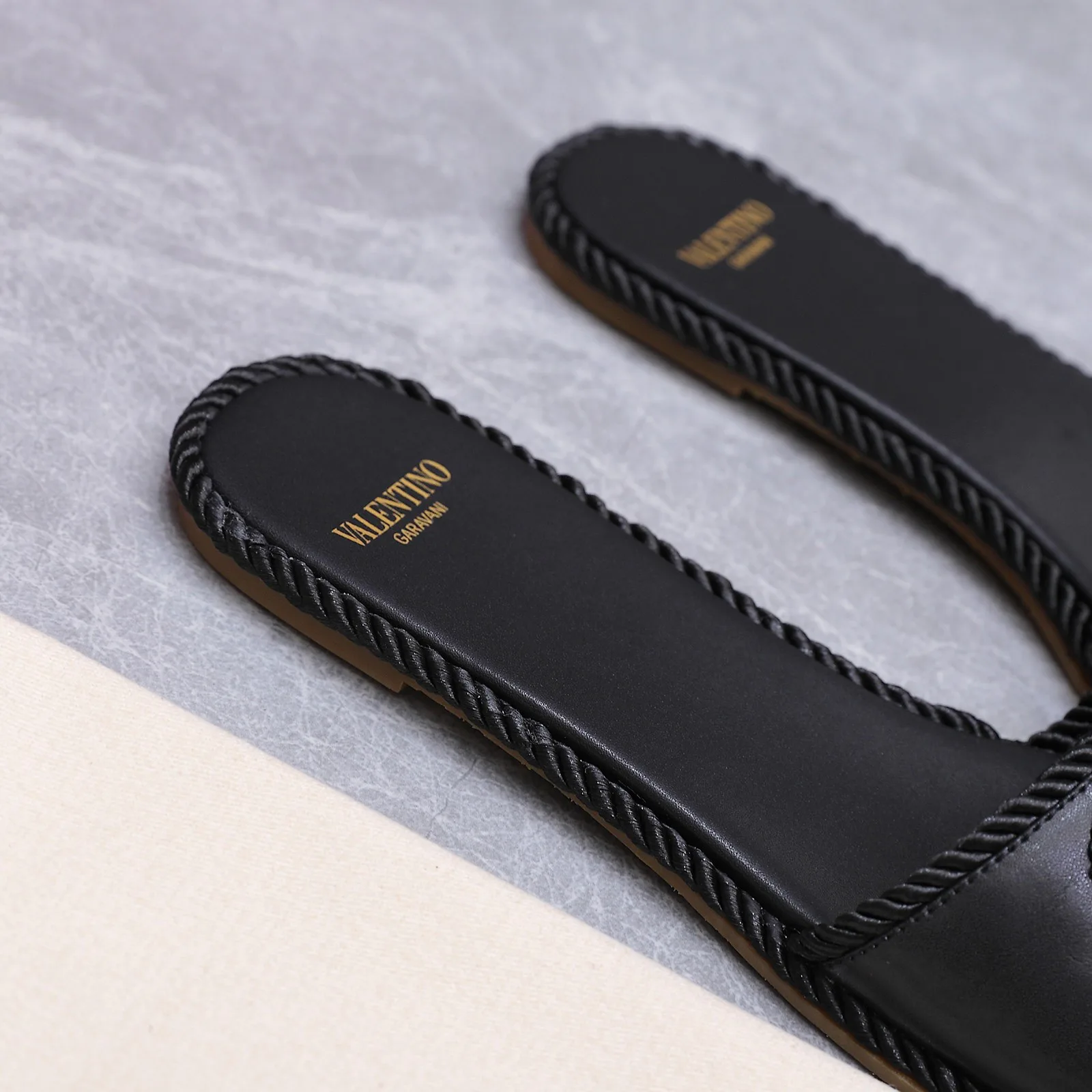 Women's Flip-Flops VALENTINO 17224381