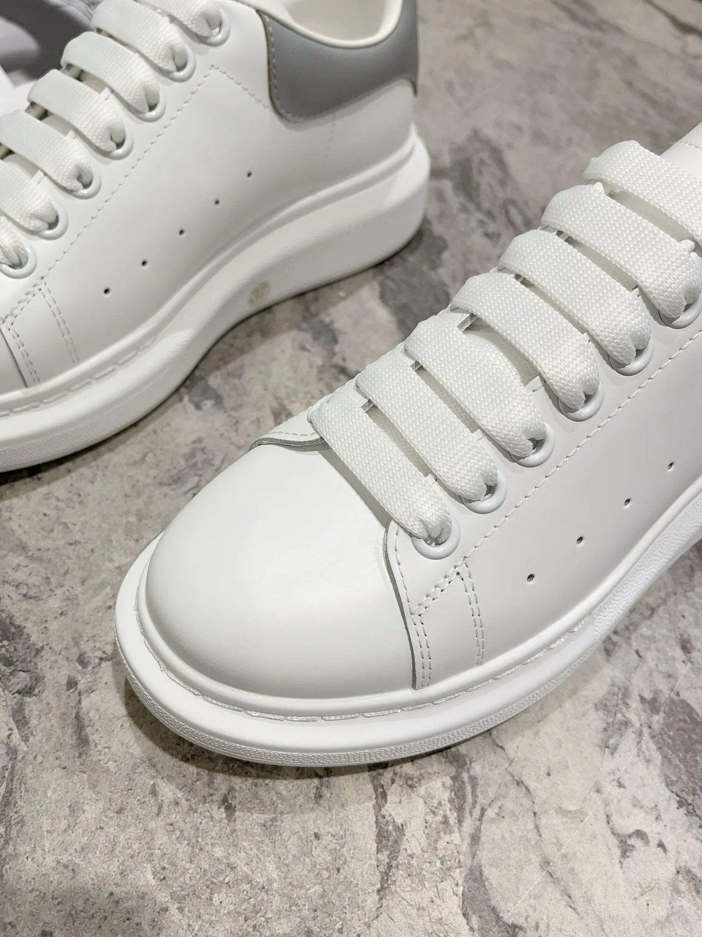 Women's Sneakers ALEXANDER MCQUEEN 18373666