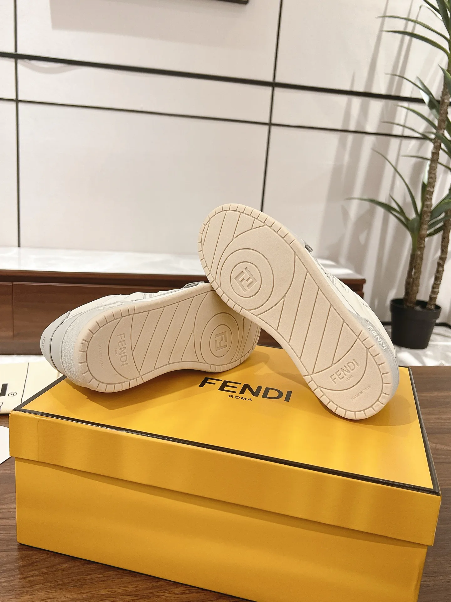 Women's Sneakers FENDI 18219541