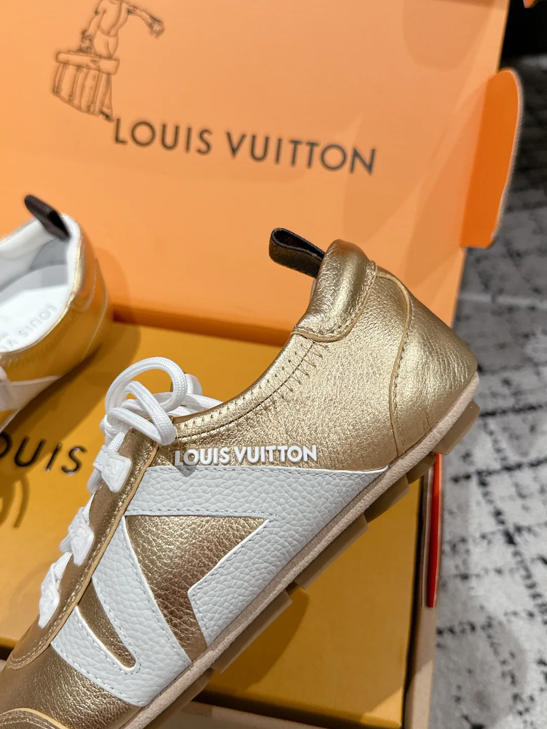 Women's Sneakers LOUIS VUITTON 18409705