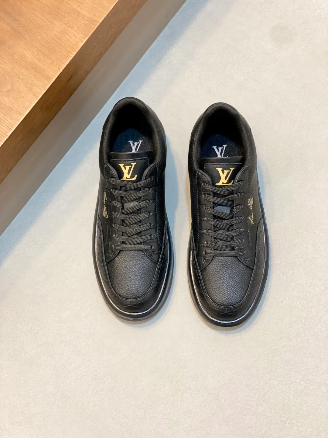 Men's Sneakers LOUIS VUITTON 18265107
