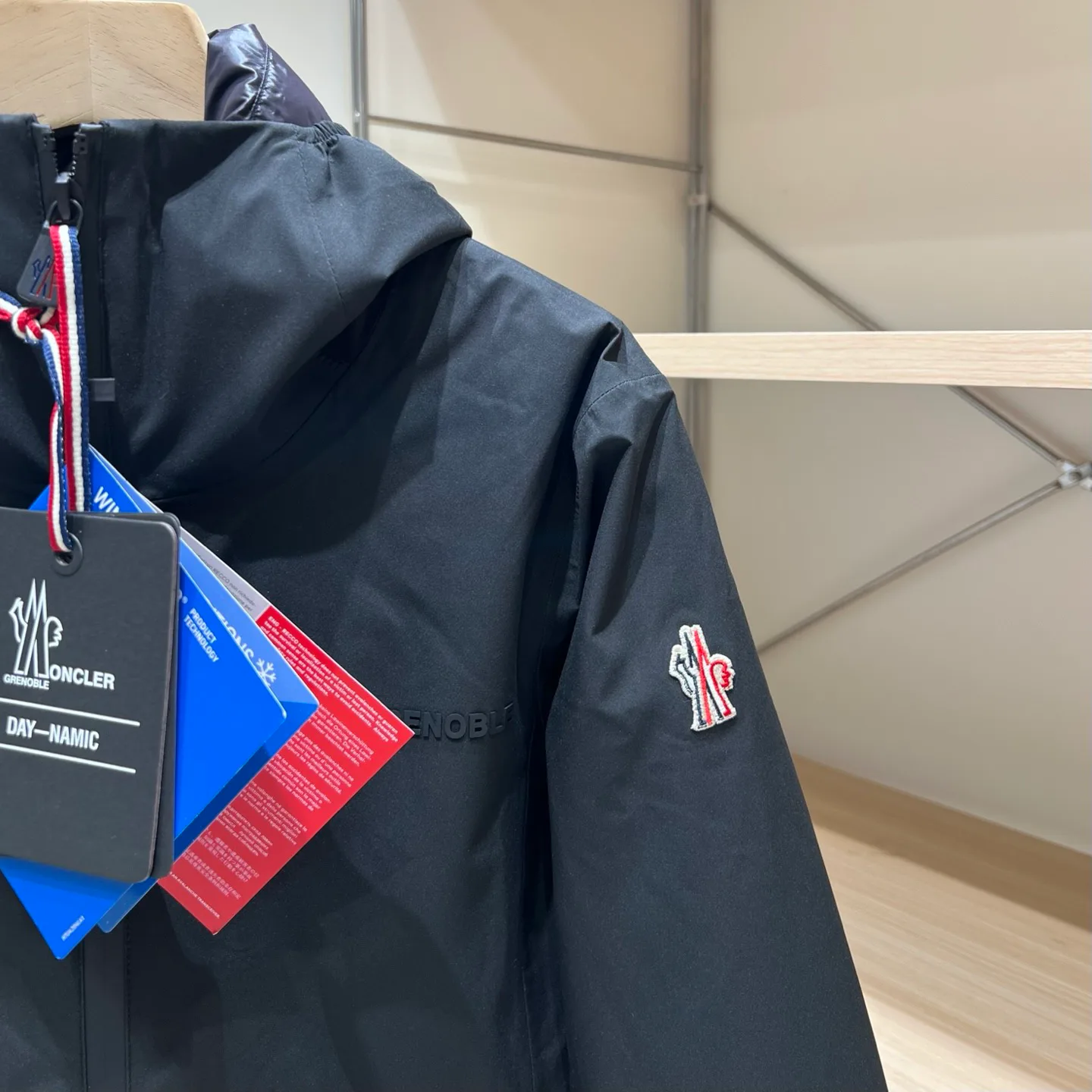 Women's Jackets And Down Jackets MONCLER 18131361