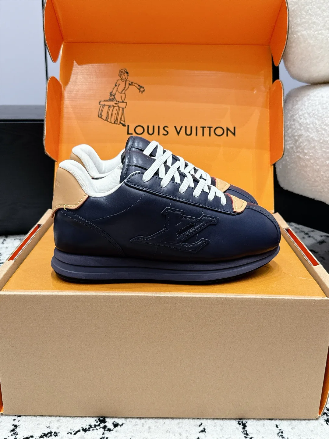 Women's Sneakers LOUIS VUITTON 18406487