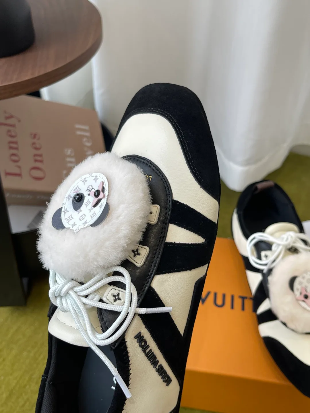 Women's Sneakers LOUIS VUITTON 18121036